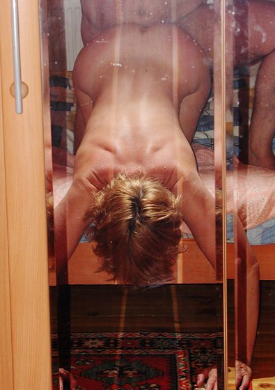 эротическое фото домашнего секса в позе женщина на четвереньках фотограф сзади