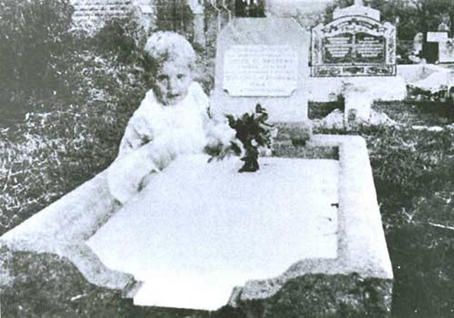 фотография могилы ребенка с его призраком, мистическая картинка