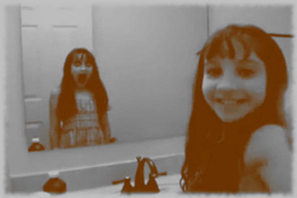 привидение девочки в зеркале ванной