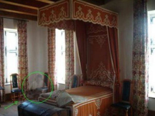 спальня в старинном замке, мистическая картинка