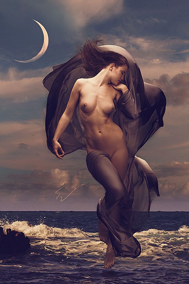 колдунья под луной над морскими волнами, мистическая картинка