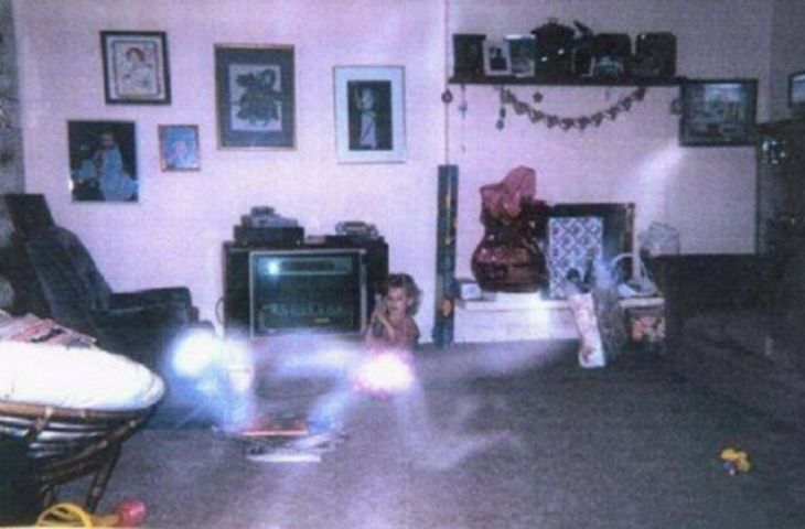 сношение привидений. привидения демонстрируют то, что ребенку пока видеть бы не следовало, мистическая картинка