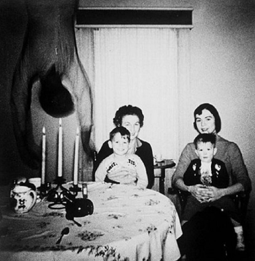 семейное фото в интерьере в доме повешенного, мистическая картинка