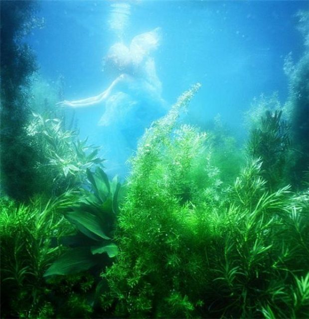 привидения под водой, мистическая картинка