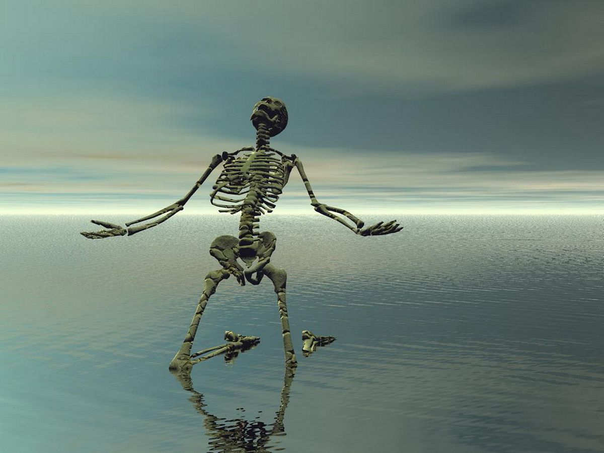 мольба скелета стоящего на коленях всреди бескрайнего моря