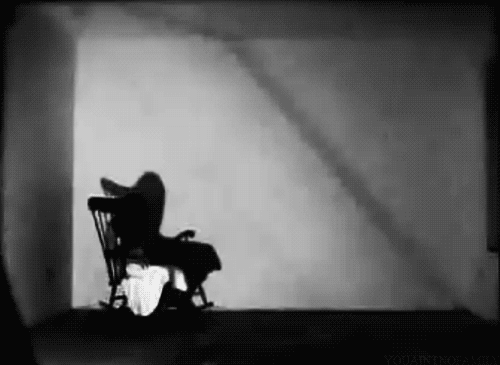 тень от качающегося в кресле привидения