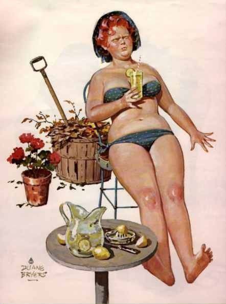 Толстушка Хильда в купальнике загорает со стаканом лимонада в руках