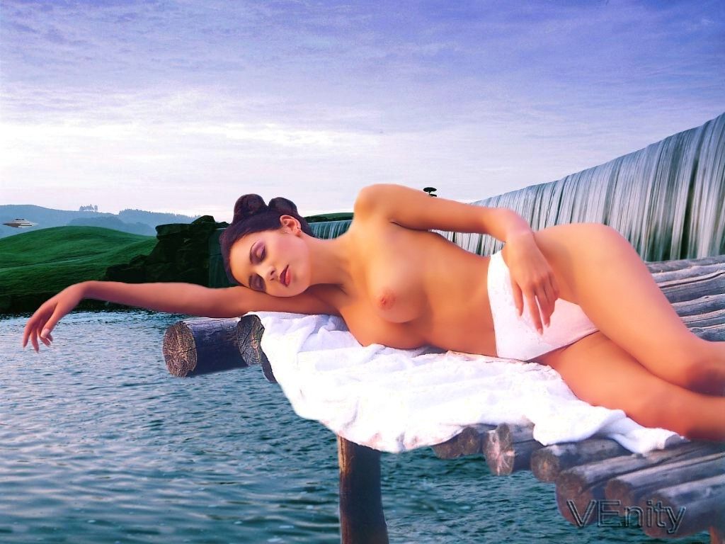 голая женщина лежащая на бревнах.  обои Обнаженная Знаменитость   