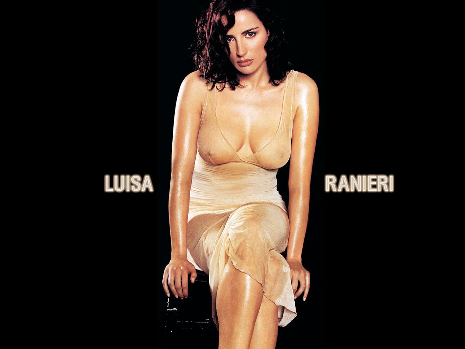 Луиза Раньери сидит на темном фоне с голыми сиськами в прозрачной рубахе.  обои Обнаженная Знаменитость  