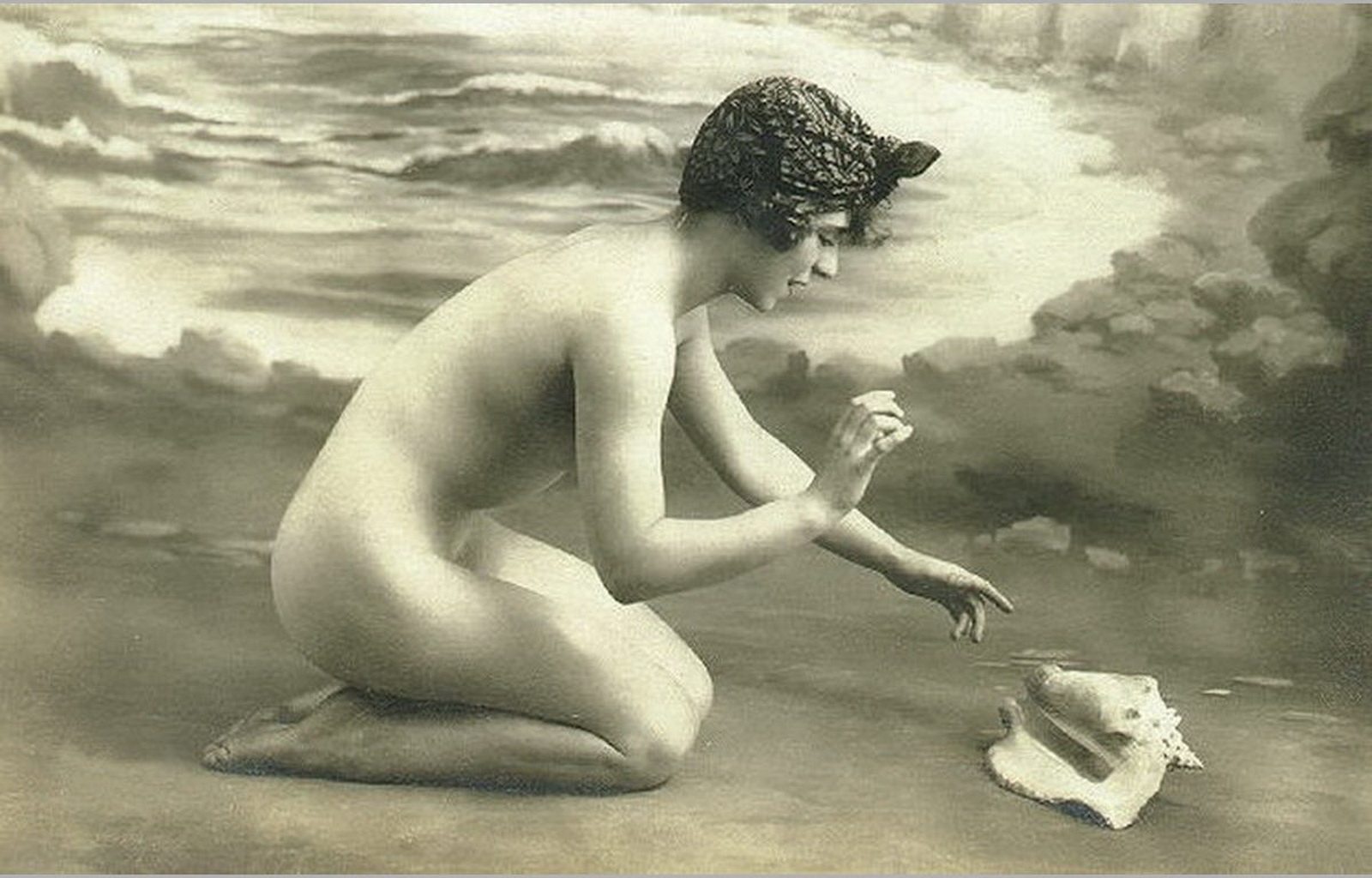 Эротические ретро обои для рабочего стола.  голая девушка в чепчике сидит перед морской раковиной