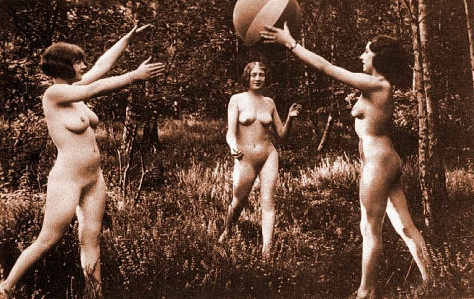 Эротические ретро обои для рабочего стола.  три голых красотки из 50-х тграют в мяч в лесу