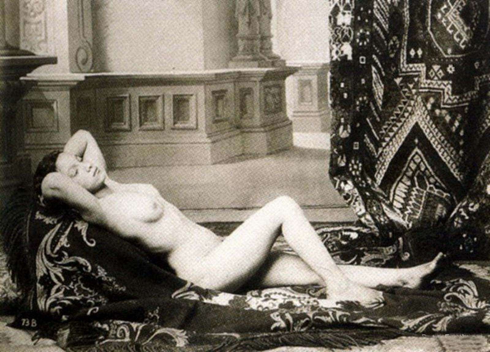 Эротические ретро обои для рабочего стола.  голая девушка отдыхает на персидском ковре 