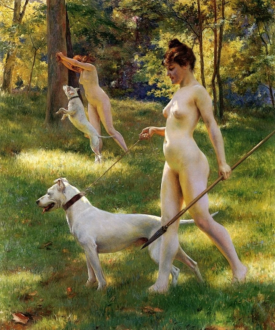 две голых женщины с собаками на охоте с копьем в лесу