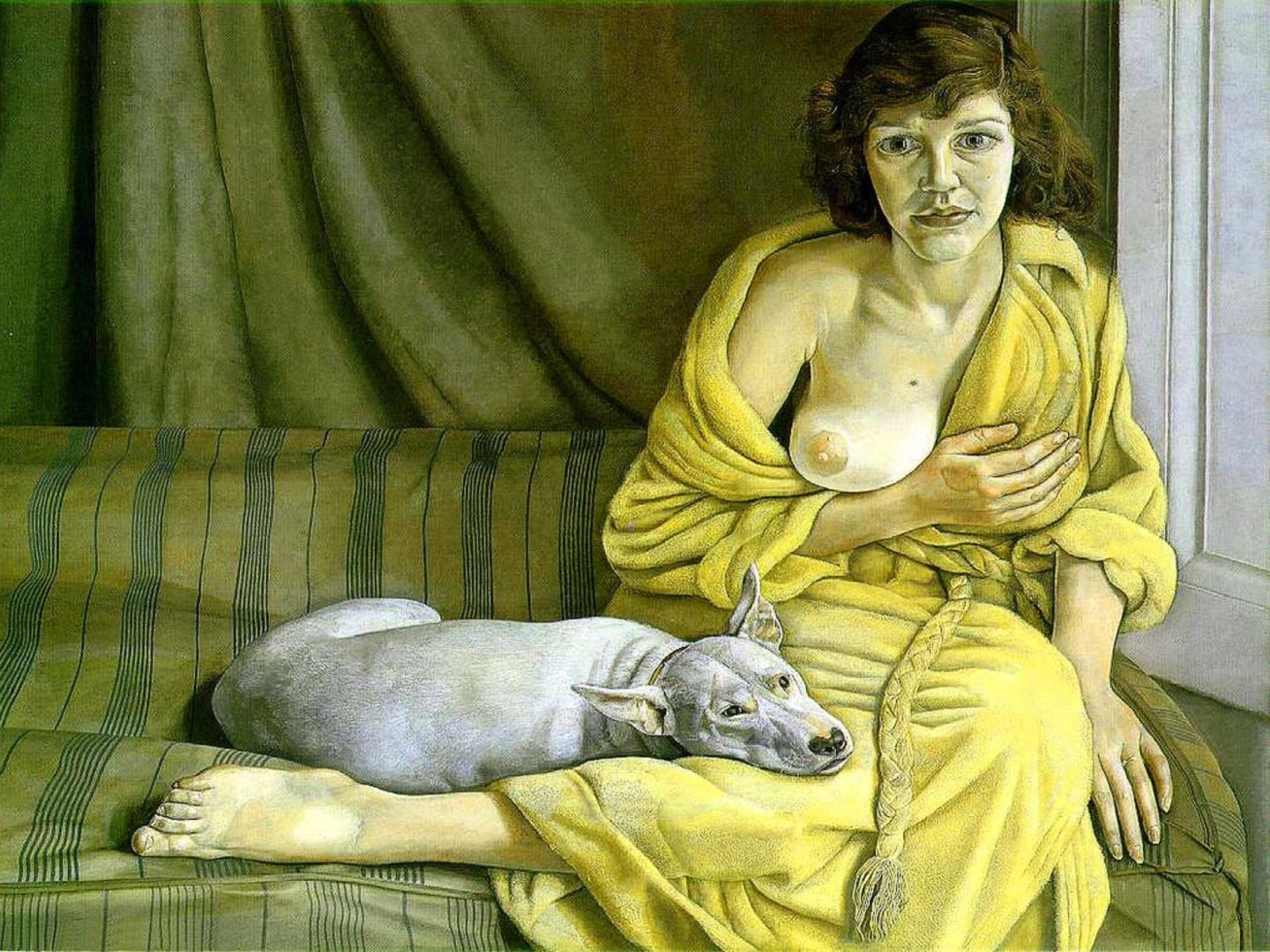 женщина в халате с голой грудью сидит на диване с питбулем, живописная работа прошлого века