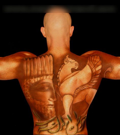 египетские картинки на спине мужчины.  фото бодиарта девушки