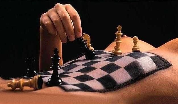 шахматная доска на животе девушки девушки