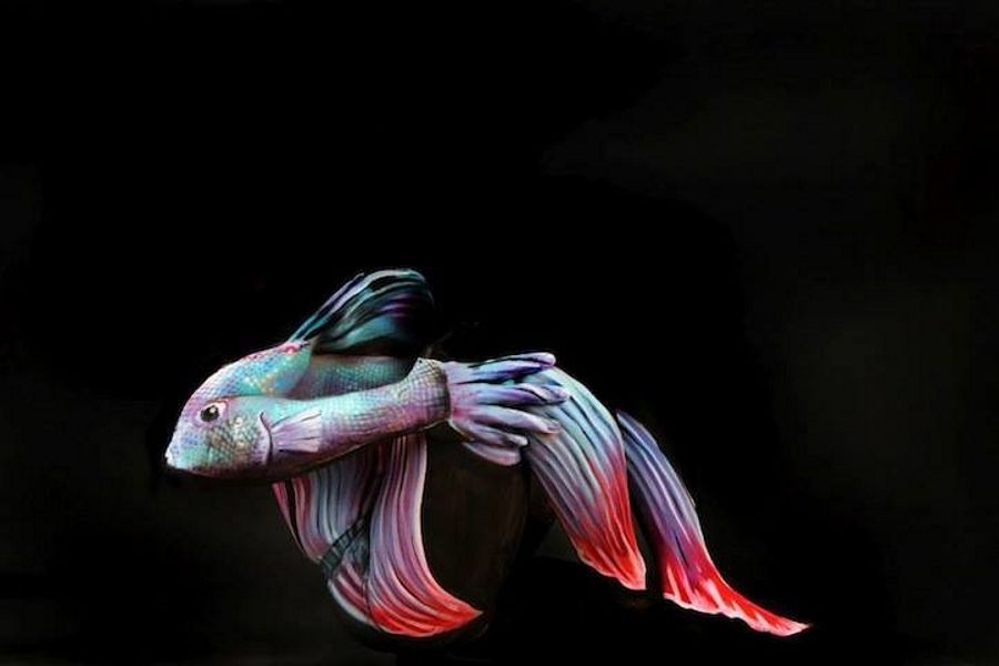 Аквариумная рыбка из тела сидящей девушки, бодиарт, рисунок на теле, фото бодиарта