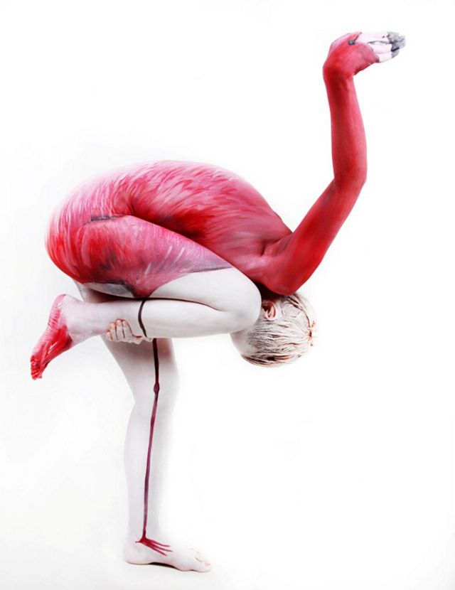 Розовый фламинго на теле девушки стоящей на одной ноге, бодиарт, рисунок на теле, фото бодиарта