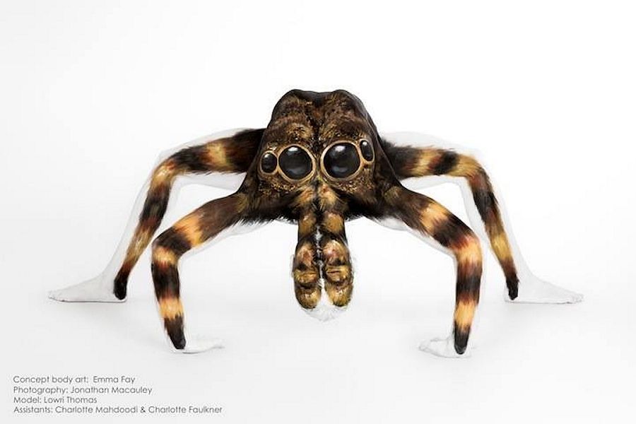 Четырехглазый паук нарисован на теле стоящей на мостике гимнастки, бодиарт, рисунок на теле, фото бодиарта