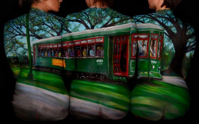 Старый трамвай на спинах трех обнаженных девушек, бодиарт, рисунок на теле, фото бодиарта