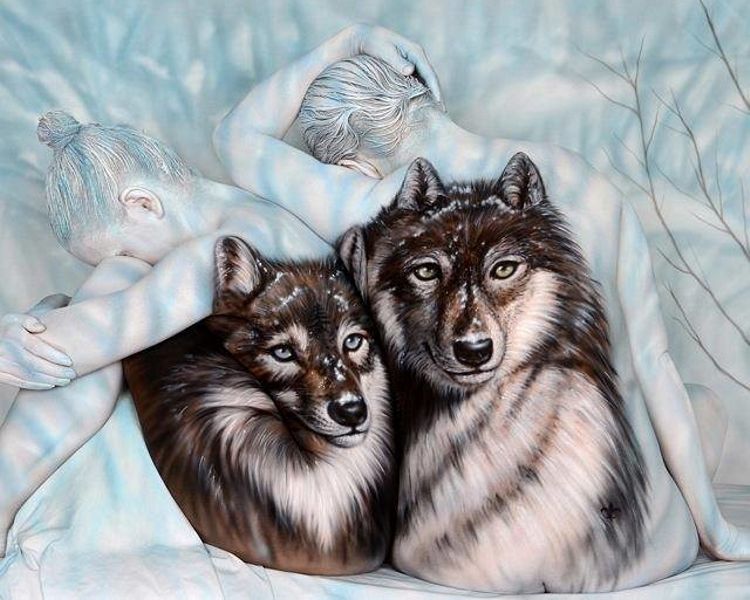 Два волка в зимних сугробах , бодиарт, рисунок на теле, фото бодиарта