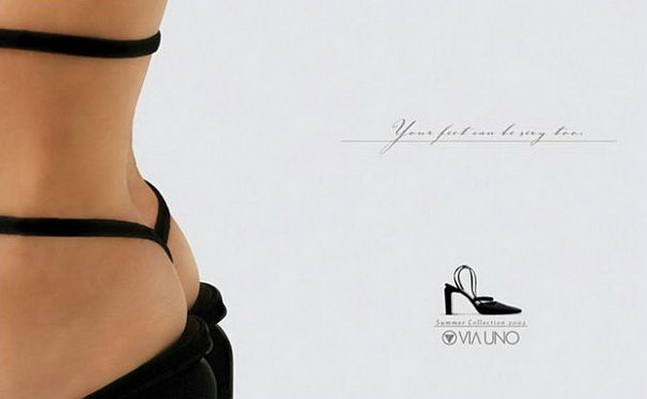 женские пятки снятые как ягодицы девушки в стрингах со спущенными брюками, эротическая реклама женской обуви