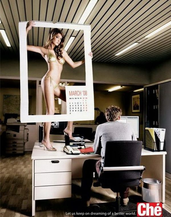 обнаженная красотка стоит на рабочем столе шефа с календарем на 8 марта, сексуальная реклама, эротика в рекламе фото