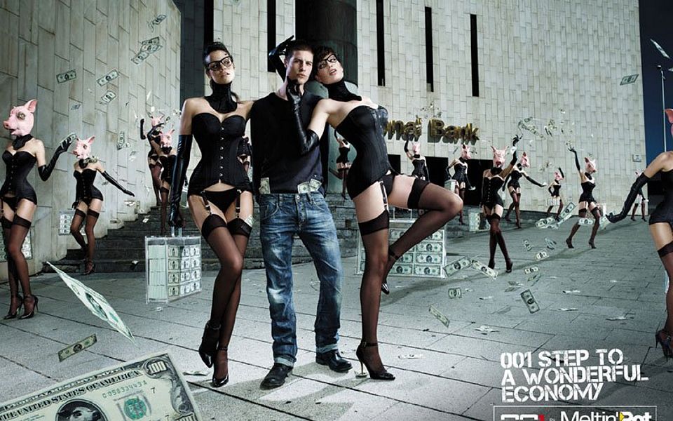 один шаг до прекрасной экономии. молодой мужчина в окружении полуголых девушек с разлетающимися кругом долларами, эротика в рекламе фото