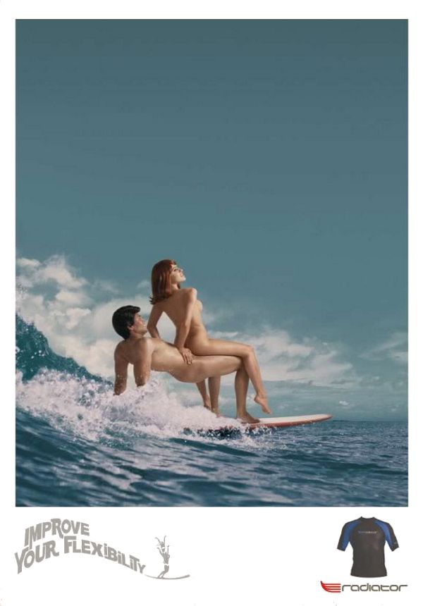 развивай гибкость! реклама спортивных товаров со сценой секса на доске для серфинга, эротика в рекламе, креатив фото