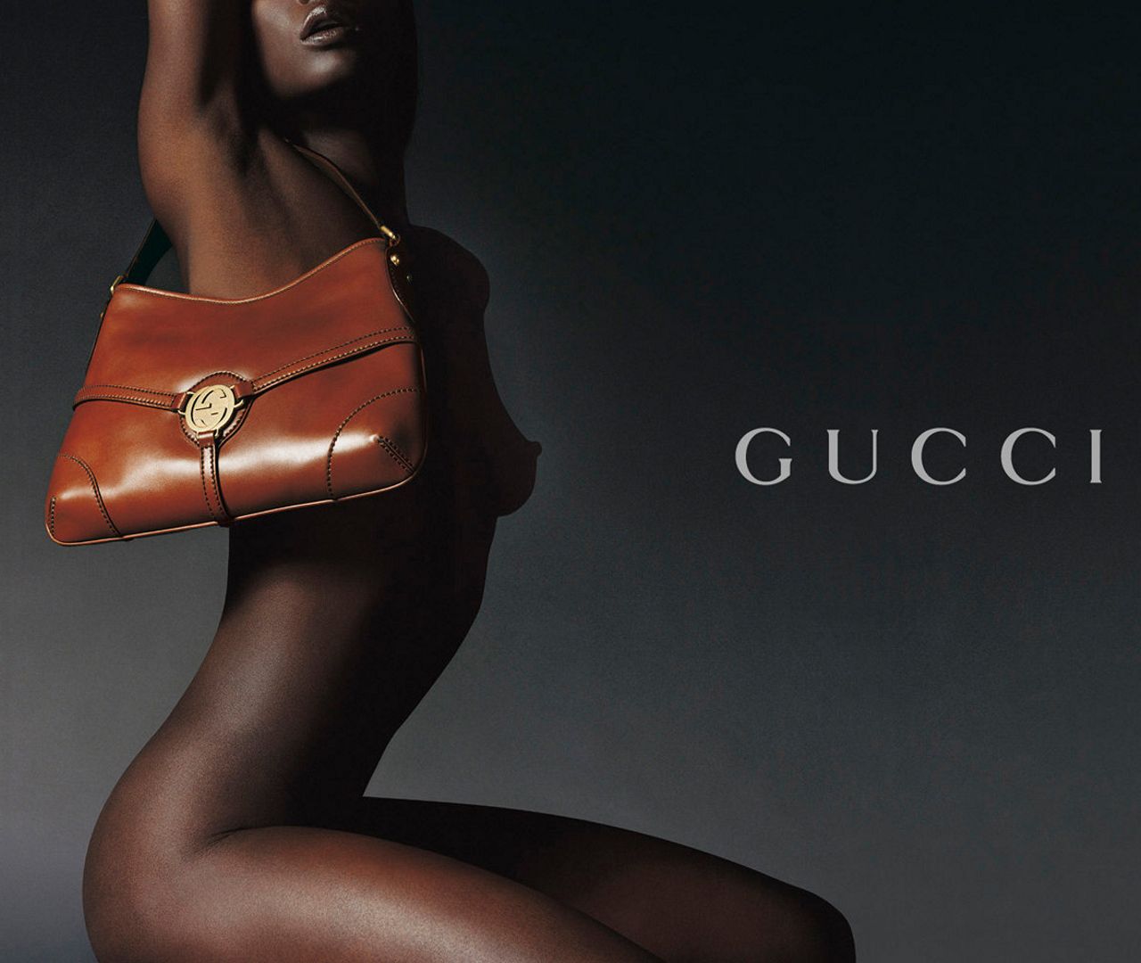 реклама сумочки итальянского дома мод Гуччи (Gucci), эротическая реклама