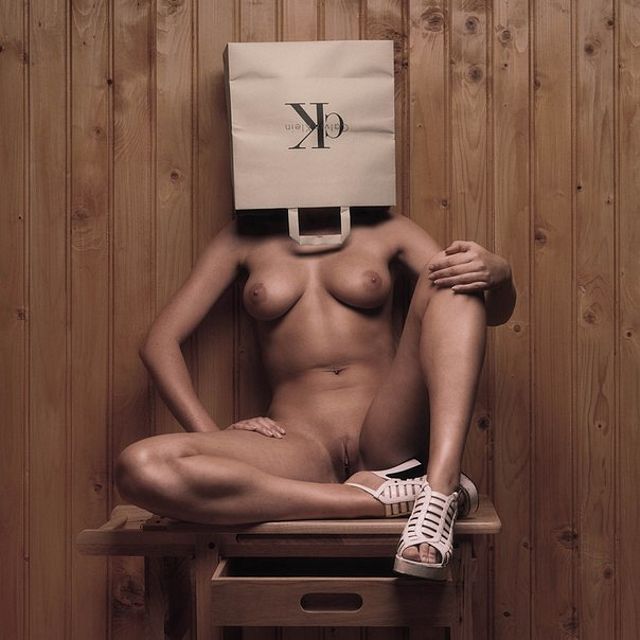 откровенная реклама одежды от Кельвин Кляйн, голая женщина с пакетом на голове, фото эротической рекламы 5