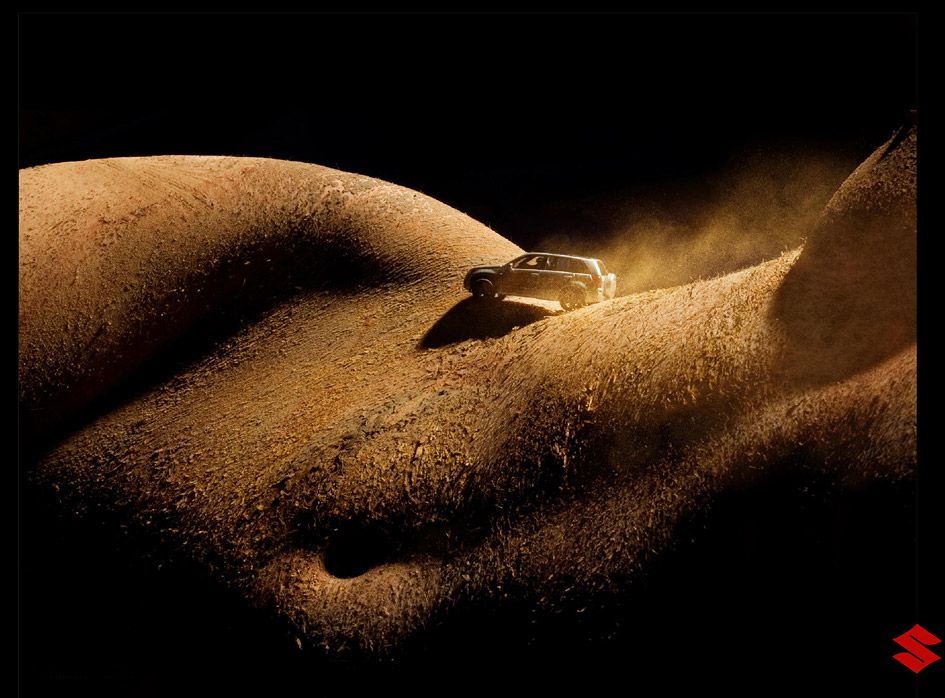 грязное женское тело с моделью автомобиля на нем, реклама с элементами эротики 8