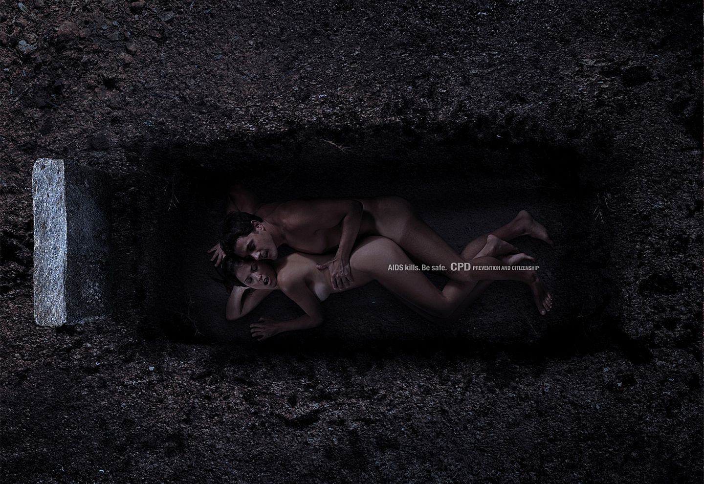 социальная реклама против спида - секс в могиле, реклама с обнаженным телом фото 10