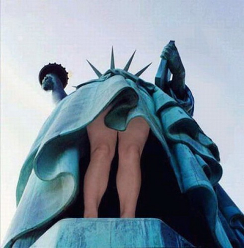 политическая реклама с исподним статуи Свободы, под юбкой, бизнес картинка