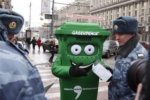 реклама человек-мусорный ящик, зеленые, бизнес картинка