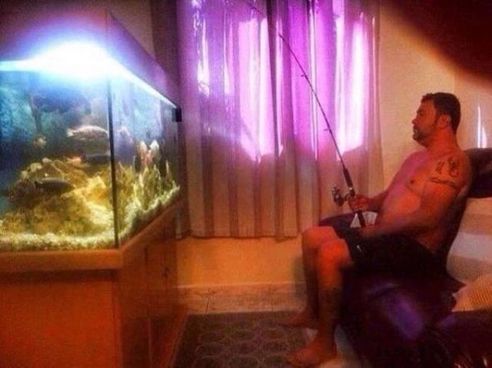 рыбалка в аквариуме - идея для рекреации в офисе, бизнес картинка