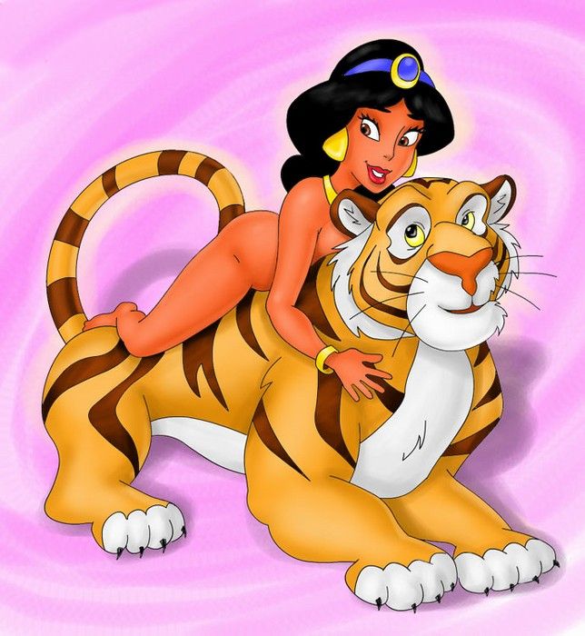 принцесса Жасмин голышом лежит на своем тигре 