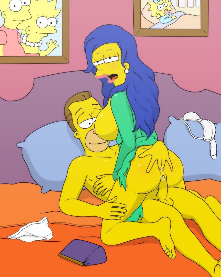 Гомер засовывает два пальца в аус Мардж сидящей на нем в позе наездницы, рисунок Гомер Симпсон порно