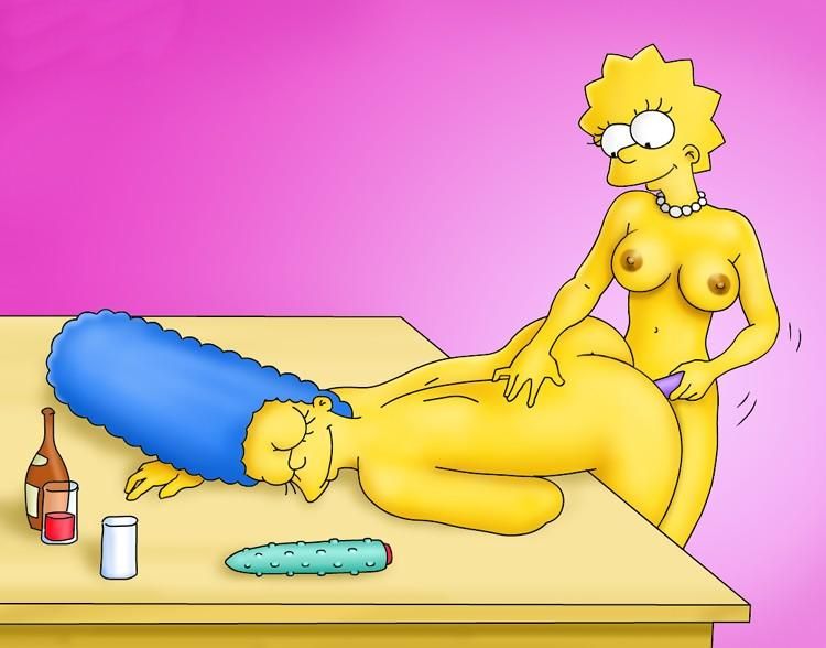 голая Лиза трахает свою пьяную маму Мардж вибратором в анус  