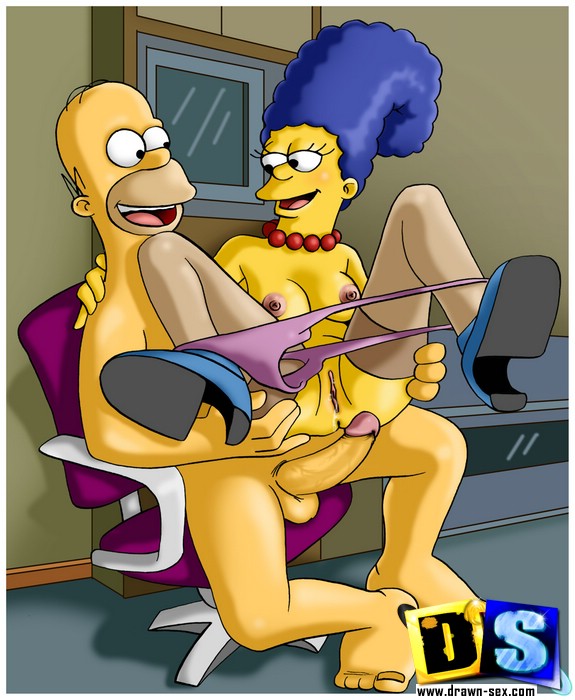 Мардж Симпсон снимает трусы сидя на коленях у Гомера 