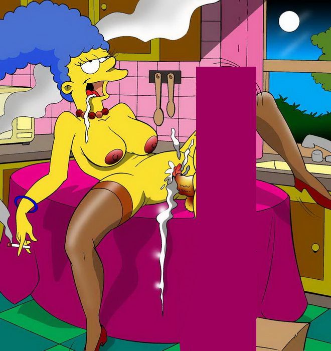 пьяная Мардж Симпсон курит сидя голышом на столе пока соседский мальчик вставляет свой пенис ей во влагалище 