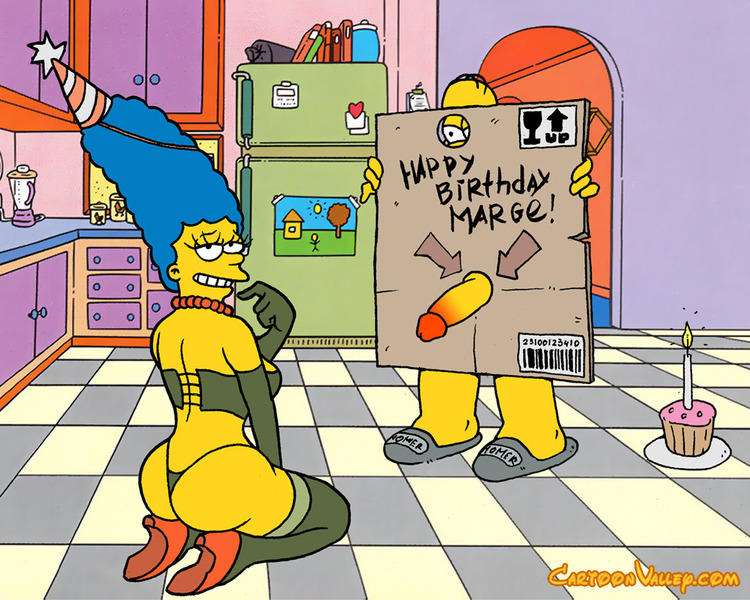 Гомер поздравляет Мардж Симпсон с днем рождения 
