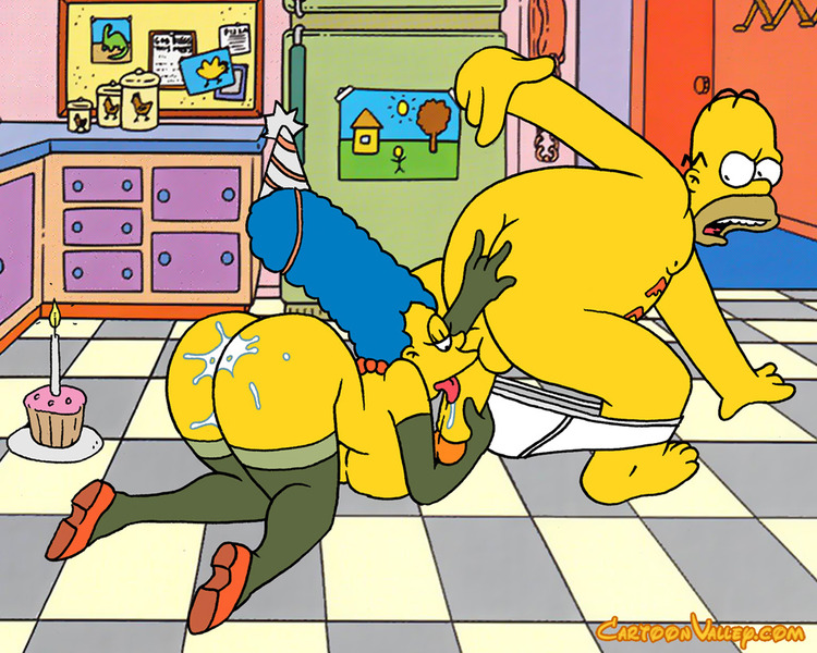 Мардж Симпсон с обслюнявленной попой вылизывает пенис Гомера 