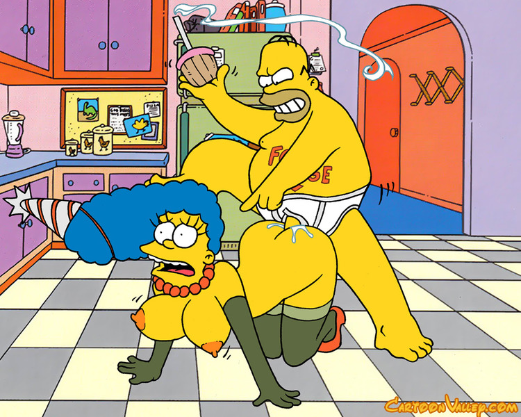 Гомер больно засаживает член в анус Мардж Симпсон на кухне 