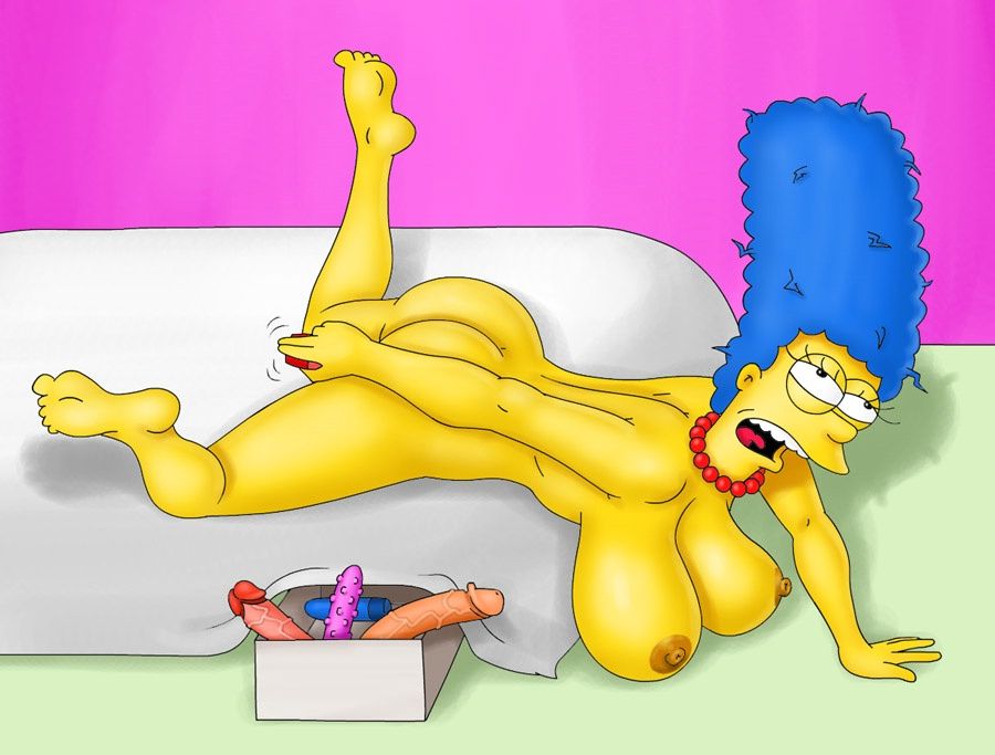 Мардж Симпсон мастурбирует вибраторами в постели спутив сиськи до пола 