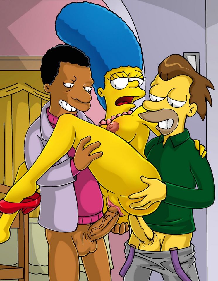 приятели Гомера трахают Мардж Симпсон в позе сэндвич с двойным проникновением 