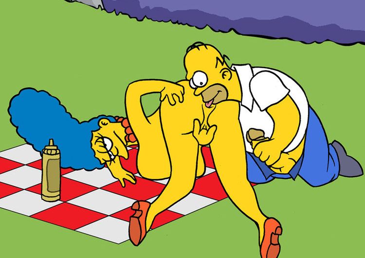 Симпсоны эротика, Гомер Симпсон на пикнике поставив голую Мардж раком и засунув ей палец во влагалище делает ей ануслинг