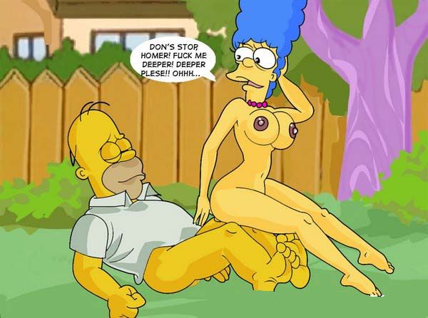 Симпсоны эротика, секс Мардж и Гомера Симпсонов в позе обратной наездницы на колючей лужайке перед домом