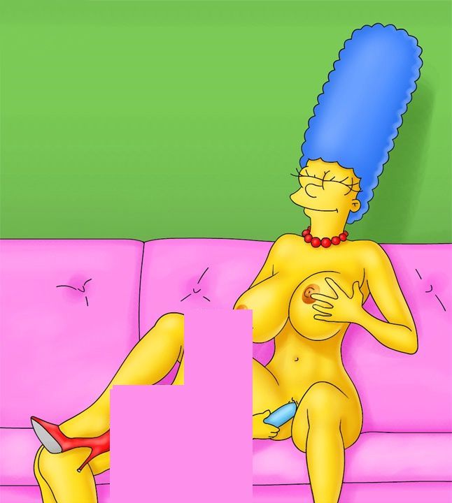 Симпсоны эротика, персонаж Барт Симпсон ублажает вибратором свою маму Мардж голышом сидящую на диване забросив ногу на сыночка