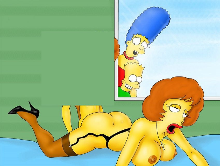 Симпсоны эротика, Мардж и Барт Симпсоны в окно подглядывают за тем, как соседский парень трахает свою голую маму лежащую на кровати на животе развесив большие сиськи  